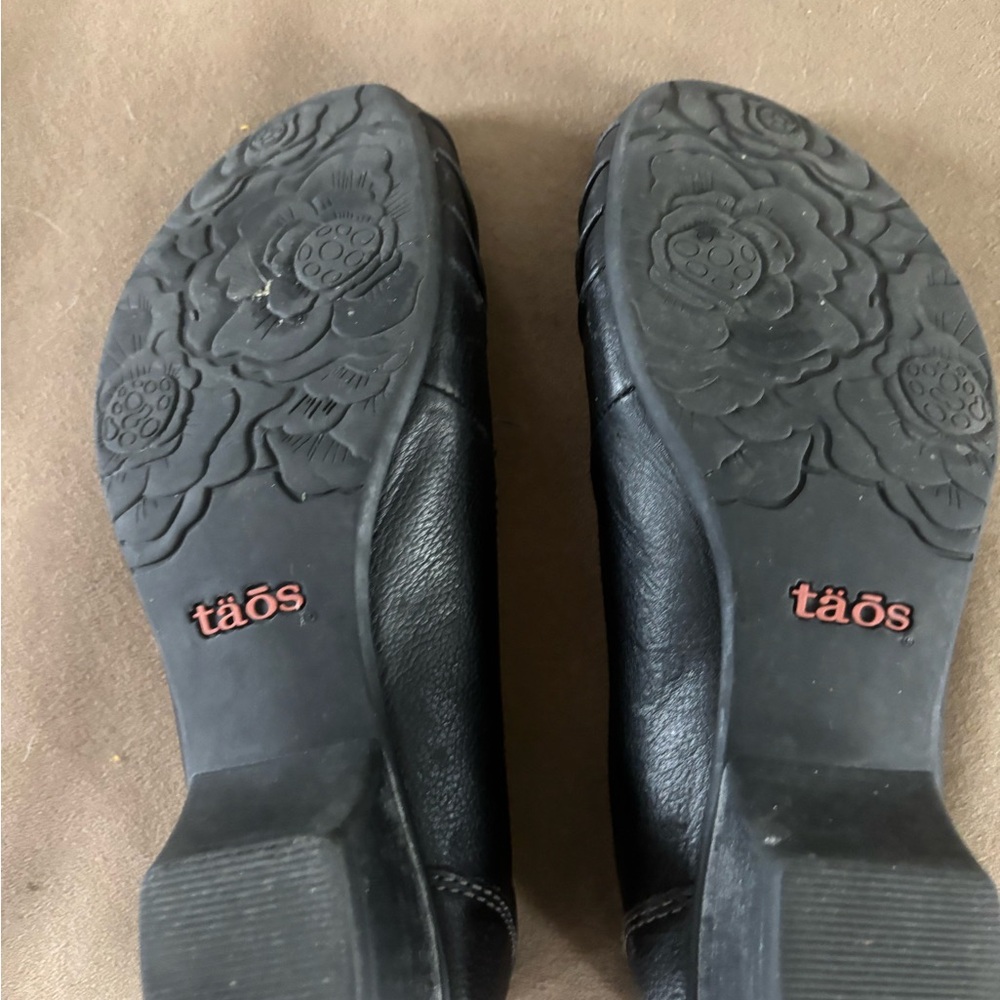 Taos Footwear Black Comfort Flats - Picture 2 of 3